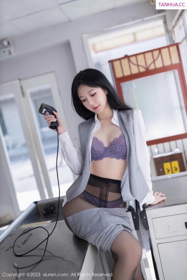   [XiuRen]高清写真图 2023.11.17 No.7684 幼幼 制服美腿第35张图片